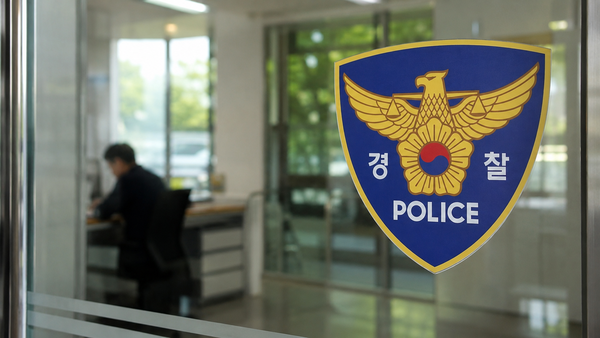 Un conducteur de Tesla percute un bâtiment puis prend la fuite : la police retrouve un trentenaire sans permis dans une boîte de nuit 건물 들이받고 사라진 테슬라 운전자…경찰 클럽서 ‘면허취소 수치 30대 발견.png